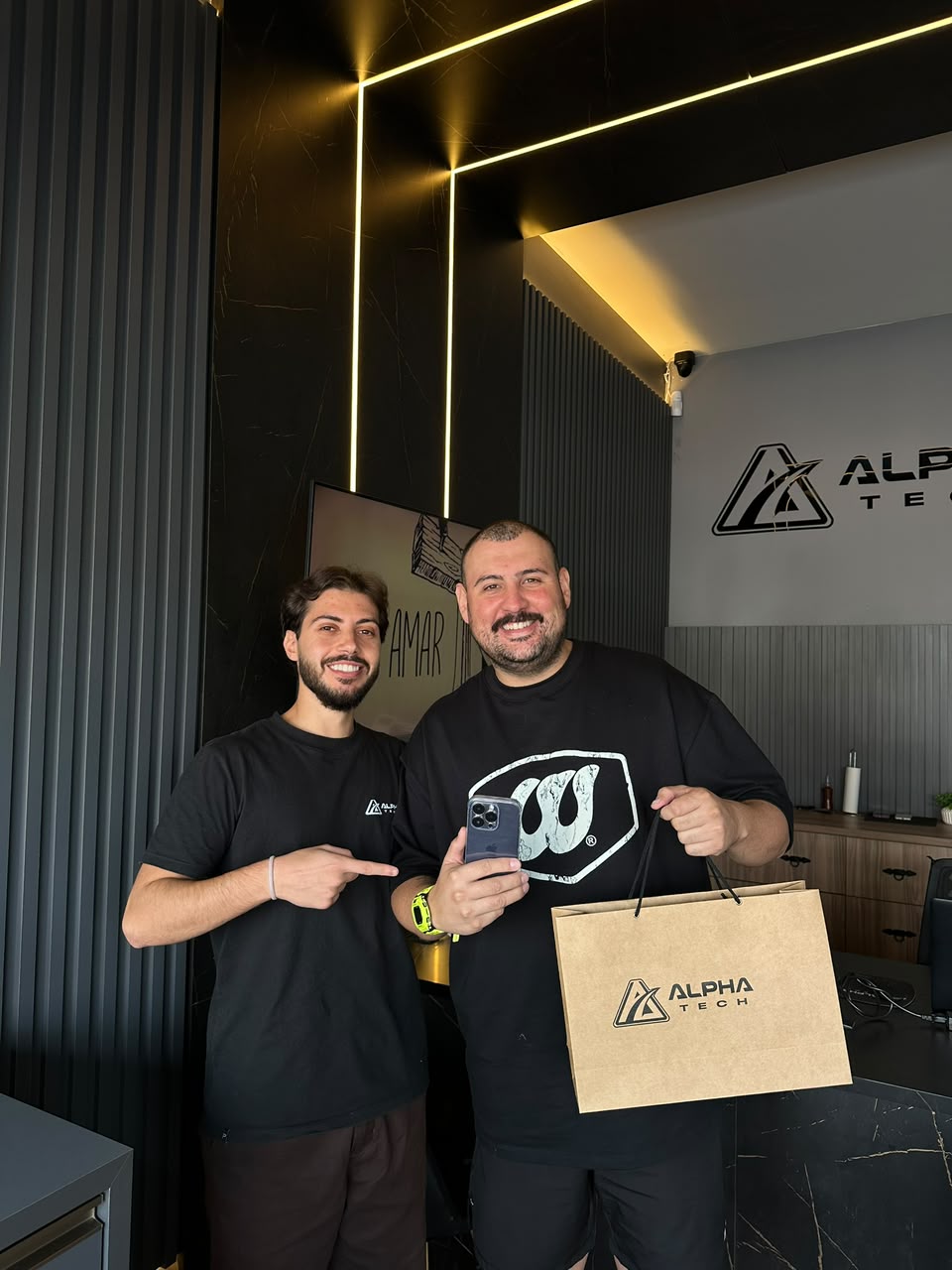 Cliente com a sacola da Alphatech ao lado do vendedor