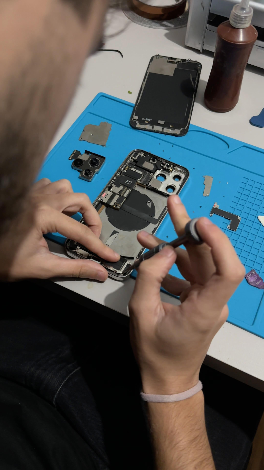 Técnico da Alphatech realizando reparo em iPhone
