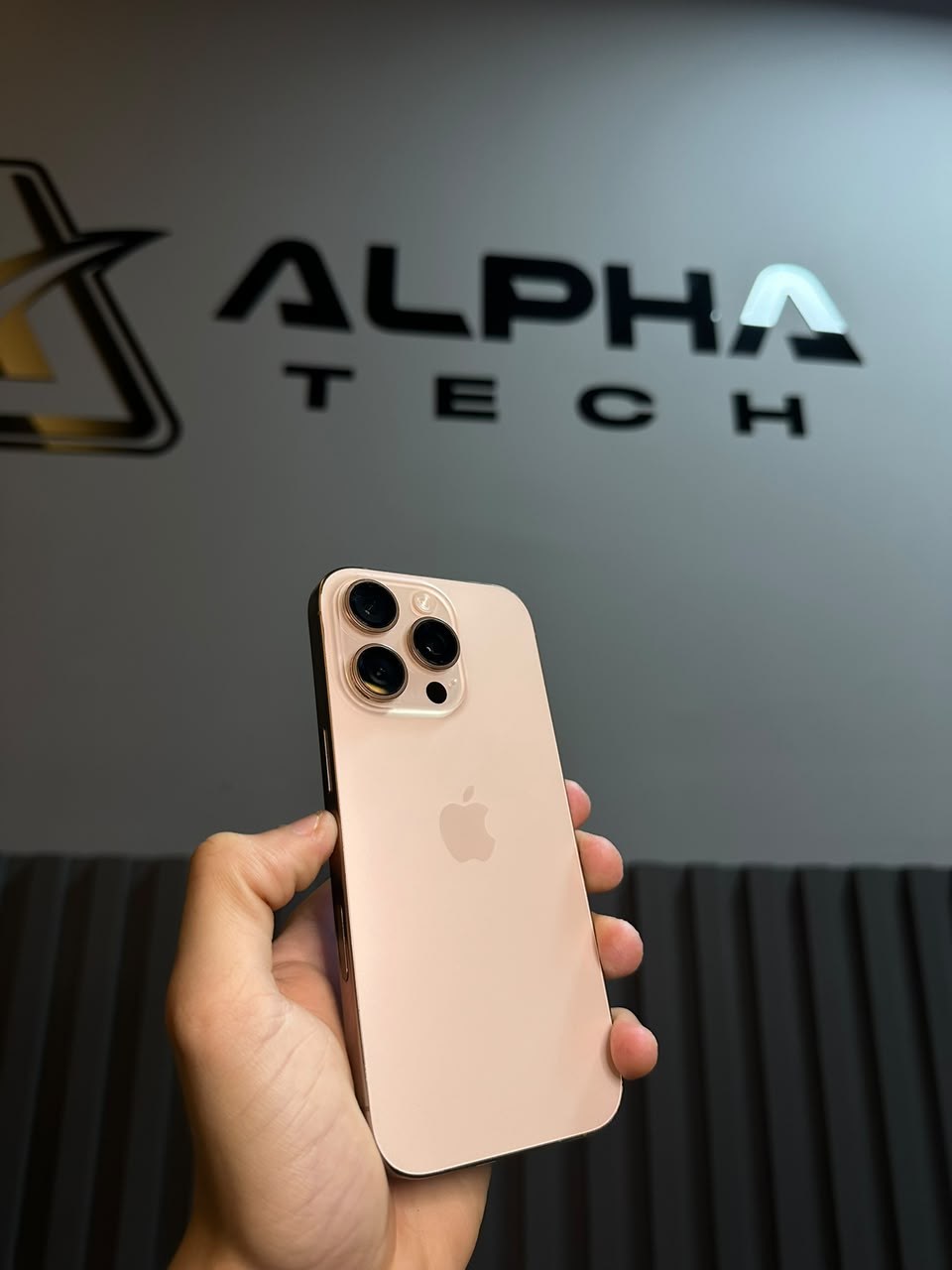 iPhone seminovo dourado na loja Alphatech